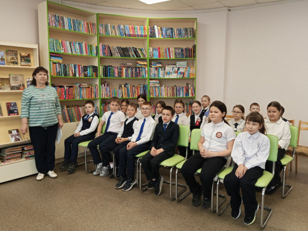 Профориентационная акция «Есть такая профессия – Родину защищать»: детская библиотека