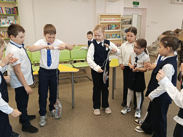 Профориентационная акция «Есть такая профессия – Родину защищать»: детская библиотека